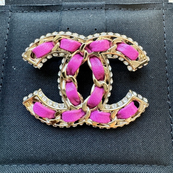CHANEL 21P GOLDEN GOLD TONE CC LOGO PINK PURPLE LEATHER CHAIN CRYSTAL BROOCH PIN - Picture 3 of 12